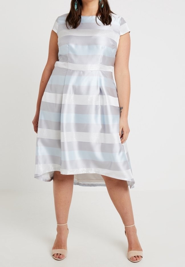 Klänning med korta ärmar i ljusblått, grått och vitt horisontellt randig design; slät satinmaterial; asymmetrisk fåll; kompletterad med remsandaler i beige.