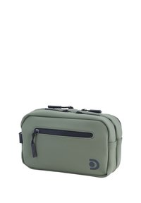 Borsa rettangolare verde realizzata in materiale sintetico liscio. Presenta due scomparti con cerniera e una tasca frontale con una cerniera scura.