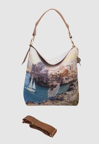 Grande borsa hobo con una stampa panoramica di un paesaggio costiero, realizzata in materiale liscio, dotata di una tracolla marrone e di una tracolla a spalla regolabile coordinata.