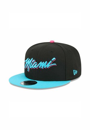 Casquette noire avec une visière plate turquoise, ornée d'une broderie "Miami" en rose et turquoise sur le devant et un petit logo sur le côté.