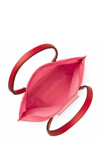 Sac à main en cuir rose avec des poignées texturées rouges. L'intérieur dispose d'une poche zippée unique et d'une doublure lisse. Design ouvert pour un accès facile.