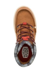 Botín de ante marrón con forro de tela estampada, cordones rojos y suela beige. Presenta el logo en la plantilla y detalles de costura en contraste.