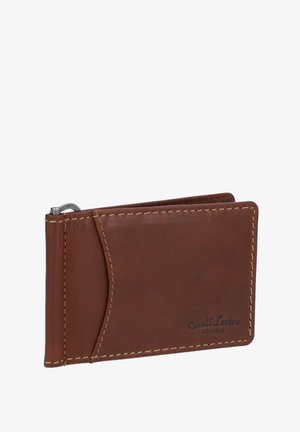 Portefeuille en cuir marron avec couture visible et pince en métal sur le côté, embossé "Quell Leder studio" sur le devant.