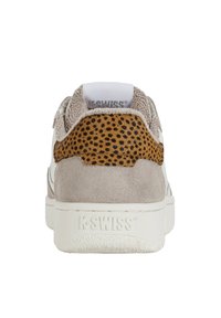 Baskets K-Swiss avec une tige en suède gris, un accent de talon en léopard brun et une semelle en caoutchouc blanc. Détails texturés sur le talon.