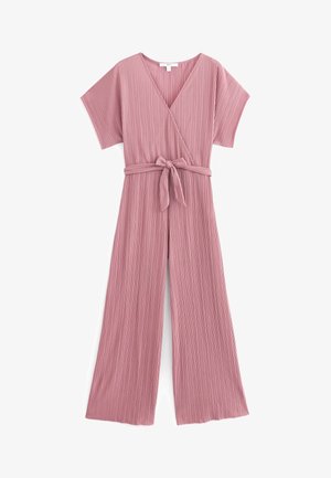 Combinaison rose à jambes larges avec manches courtes, décolleté en V croisé, texture côtelée verticale et ceinture nouée à la taille.