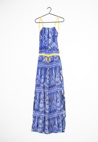 Vestido maxi con un tejido de patrón azul, con tirantes finos, una cintura con cordón amarillo y un diseño fluido.