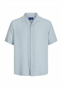 Camisa de manga corta azul claro hecha de tejido texturizado, con un patrón a cuadros, cierre de botones en la parte delantera y diseño de cuello tipo camp. 