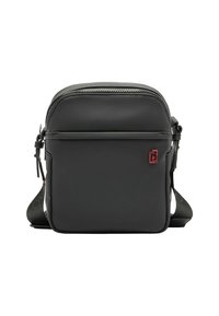 Mustat keinomateriaalista valmistettu olkalaukku, jossa on suorakulmainen muoto, vetoketjullinen yläosa, säädettävä hihna ja punainen logo etupuolella.