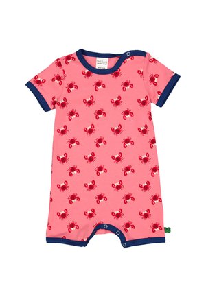 Jumpsuit rose à manches courtes avec un motif de crabes rouges, des bordures bleu marine et des boutons-pression en bas pour faciliter l'habillage.