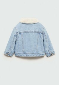 Jeansová bunda světle modré barvy, s límcem z umělé kožešiny a dlouhými rukávy. Má zkrácený střih a knoflíkové detaily na manžetách.