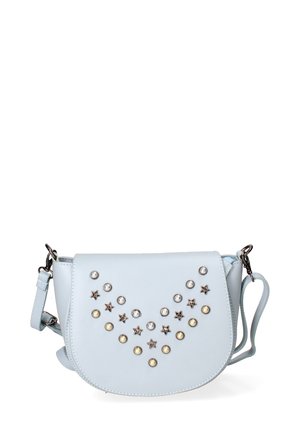 Lichtblauwe crossbody tas van glad synthetisch materiaal, met ster- en cirkelvormige metalen studs op de flap en een verstelbare schouderband.