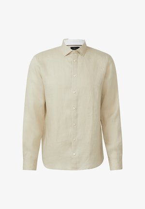 Beżowa koszula z długim rękawem, zapinana na guziki, z ostro zakończonym kołnierzykiem, wykonana z lekkiego materiału, pokazana z przodu na białym tle.