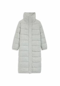 Abrigo acolchado largo de color gris claro con cuello alto, costuras verticales y acabado texturizado. Presenta una cremallera frontal completa y bolsillos laterales.