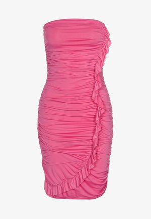 Różowa sukienka bez ramiączek z marszczonymi detalami, falbaną po jednej stronie oraz dopasowanym krojem zakończonym do kolan.