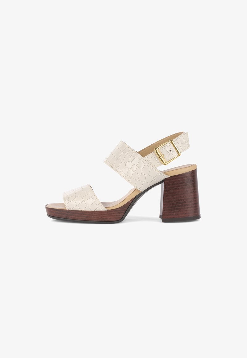 Sandale en cuir embossé crocodile beige avec deux larges lanières, bout ouvert et un talon en bloc en bois rectangulaire. Présente un accent de boucle dorée.