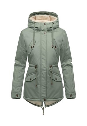 Jachetă izolată verde cu glugă, șnururi de strângere și două buzunare frontale. Este căptușită cu un bej moale și are accente din butoane maronii.