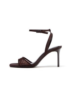 Sandale à talon haut marron foncé avec une fine bride autour de la cheville et un bout ouvert, dotée d'une bande croisée à l'avant et d'un talon stilettos.