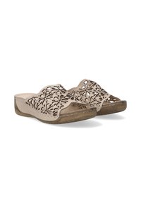 Beige instapschoenen met een uitgesneden bloemenpatroon, een beklede zool en een getextureerde tan onderkant, uitgerust met een golvende rand en stikselaccenten.