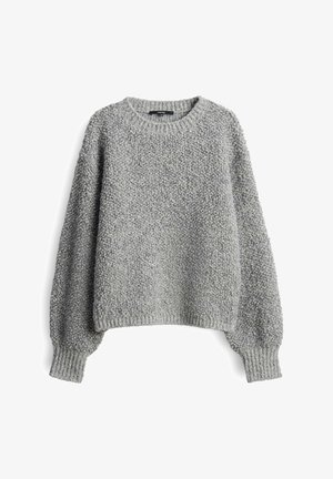 Pull gris et moelleux avec un tissu texturé, col rond, coutures d'épaule tombantes et poignets côtelés. Silhouette courte et carrée.