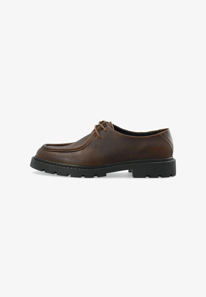 Chaussure en cuir marron à lacets avec semelle en caoutchouc noire épaisse et bout carré arrondi, vue de côté sur fond blanc.