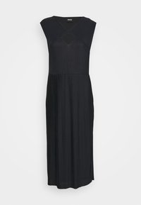 Robe midi noire sans manches avec des plis verticaux, un décolleté en V et une taille cintrée, étiquetée "BOSS" au col.