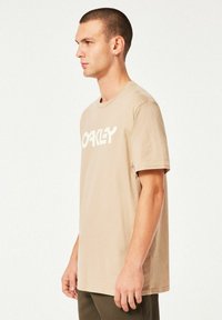 Oakley MARK TEE  - Camiseta estampada - humus