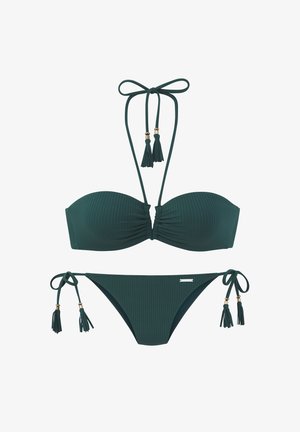 Dunkelgrünes geripptes Bikini-Set mit einem Bandeau-Oberteil, das über verstellbare Bindebänder mit Quasten und goldene Akzente an den Trägern und den Seiten des Unterteils verfügt.