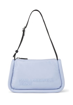 Borsa a tracolla in nylon blu chiaro con texture trapuntata, manico regolabile nero e logo in rilievo sul davanti. Chiusura con zip nella parte superiore.
