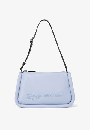 Geantă de nylon de culoare albastră deschisă, cu textură matlasată, curea neagră ajustabilă și logo gravat pe față. Închidere cu fermoar în partea de sus.