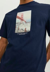 Jack & Jones T-shirt med print - navy blazer