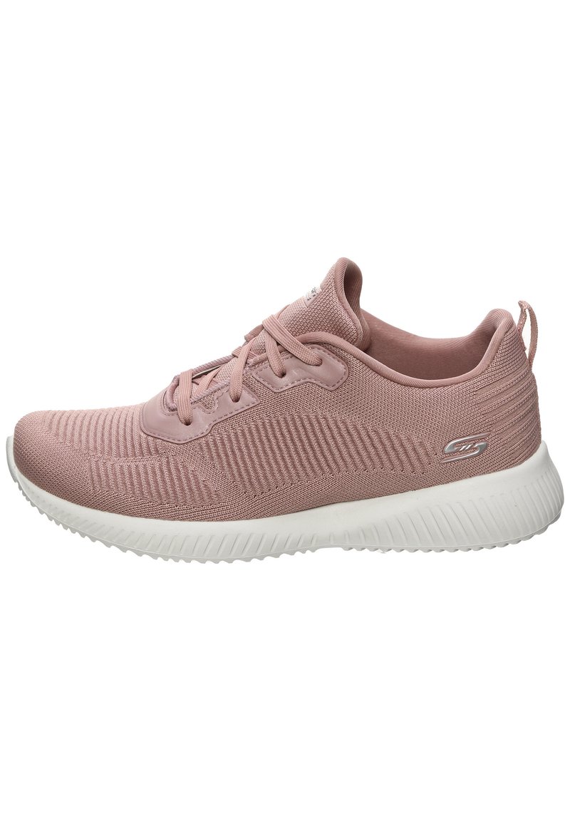 Hellrosa Sportschuh mit strukturiertem Textil-Obermaterial, Schnürverschluss und weißer Gummisohle mit gerippten Details. Mit einem Logo-Highlight.