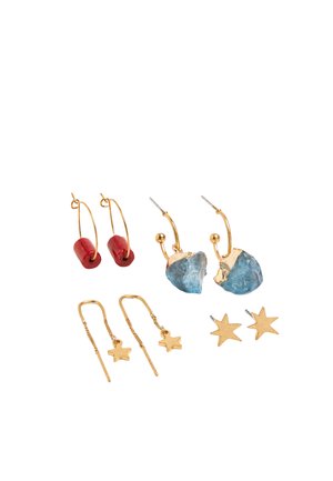 Cztery pary kolczyków w złotym odcieniu: koła z czerwonymi koralikami, koła z niebieskimi kamieniami, delikatne kolczyki na łańcuszku z gwiazdkami oraz złote kolczyki w kształcie gwiazdek.