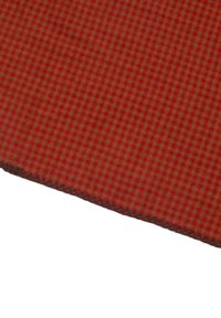 Rødt og brunt ternet stof med en blød tekstur, der har en zigzag-sy kant. Mønsteret består af små firkanter.
