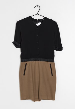 Vestido de manga corta y botones con parte superior negra y falda marrón. Presenta una cinturilla texturizada y bolsillos con cremallera negra. Tejido de mezcla de algodón.