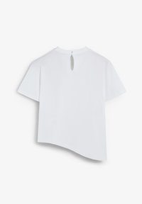 Weißes Kurzarmoberteil aus glattem Stoff, mit rundem Ausschnitt und einem kleinen Schlüsselloch-Ausschnitt auf der Rückseite, unregelmäßig geschnittenem Saum.
