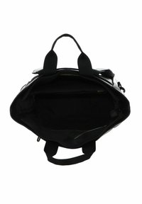 Borsa da viaggio nera con una superficie liscia, doppi manici superiori, tessuto spesso e un interno aperto, dotata di una tasca laterale con zip e senza motivi visibili.