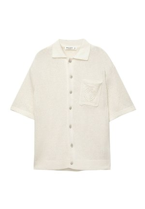Cardigan cu mânecă scurtă, cu guler, dintr-un material tricotat de culoare albă-crem, având un model texturat, cinci butoane și un buzunar pe piept.