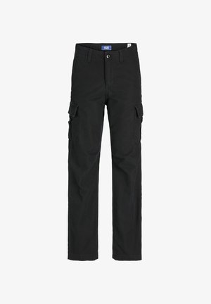 Svart hettegenser med hvit tekst, mørke cargo-bukser og brune joggesko med hvite striper. Rett snitt, enkel design og bomullstekstur.