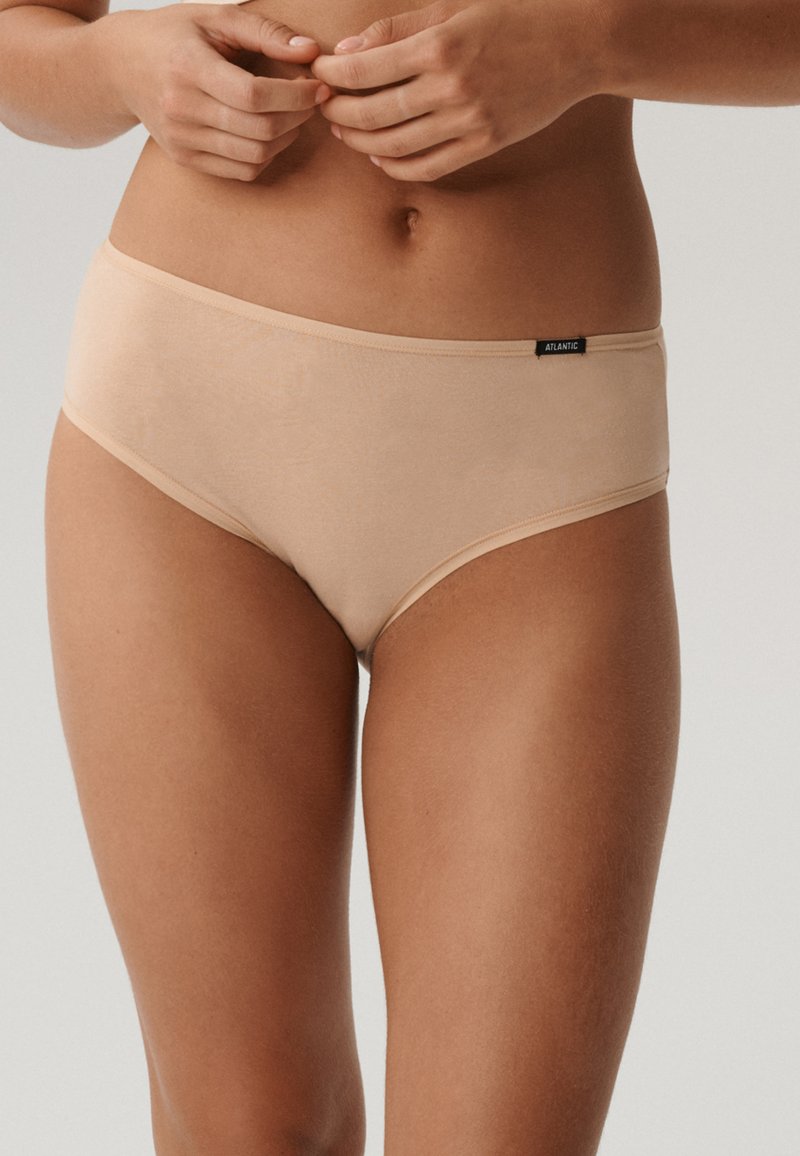 Beżowe bawełniane majtki hipsterskie o gładkiej teksturze, z czarną metką na pasku. Zaprojektowane z myślą o komforcie i dopasowanym kroju.