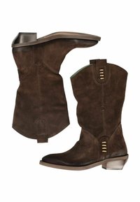 Bruine suède cowboylaarzen met een spitse neuzen, een gestructureerde schacht en drie metalen accenten aan de zijkant. Subtiele groene voering en blokhak.