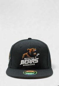 Musta snapback-lippis, jossa on karhun kuva ja valkoisella teksti "MASTUR BEARS MINNESOTA". Lippalakissa on värikäs pyöreä logo lippalakin reunassa.