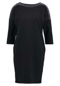 Robe noire coupe décontractée, manches trois-quarts et accents de tissu brillant sur les épaules. Texture lisse sur toute la surface.