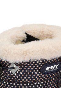 Zwarte laars met een gouden sterrenpatroon en een fluffy witte nepbont manchet. Voorzien van een trekkoordsluiting en een merkpatch aan de zijkant.