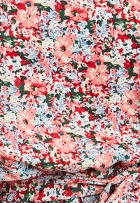 Cvečni material z rožnatimi, rdečimi, modrimi in zelenimi cvetovi na svetli podlagi. Mehak tekstura z majhnim vzorcem in tekočim drapiranjem.