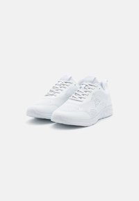 Des chaussures de sport blanches avec des panneaux en maille, un bout rond et une semelle texturée. Elles sont dotées de lacets et d'un logo sur la languette.