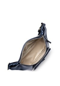 Borsa a tracolla in pelle blu navy con finitura lucida, dotata di chiusura con cerniera e interno in tessuto beige. L'interno non ha tasche aggiuntive.