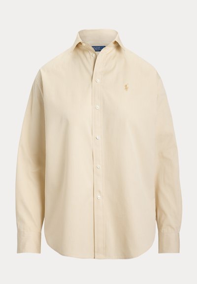 Μπεζ πουκάμισο με μακριά μανίκια και κουμπιά, λεπτές κάθετες ρίγες, γιακάς σε σχήμα spread και κεντημένο λογότυπο στο αριστερό στήθος.