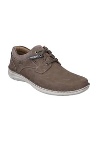 Chaussure décontractée en cuir marron avec un bout arrondi, un design à lacets et une semelle de couleur claire contrastante. Présente des coutures visibles et des détails de logo.
