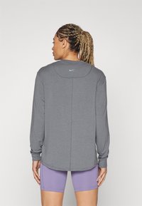 Nike Performance ONE RELAXED - Hosszú ujjú felső - iron grey/black