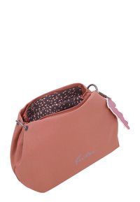 Borsa cosmetica color corallo realizzata in tessuto con chiusura a zip, presenta un motivo interno a pois e un’etichetta decorativa.